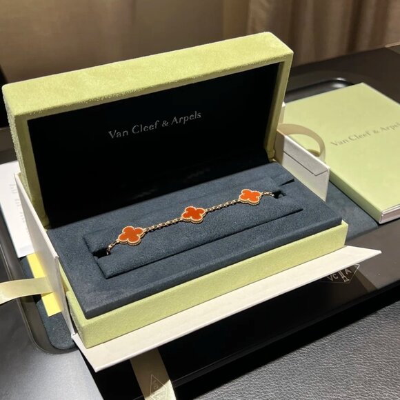 VCA Alhambra: 18K Gold + Carnelian 5-Flower Bracelet - Picture 5 of 5